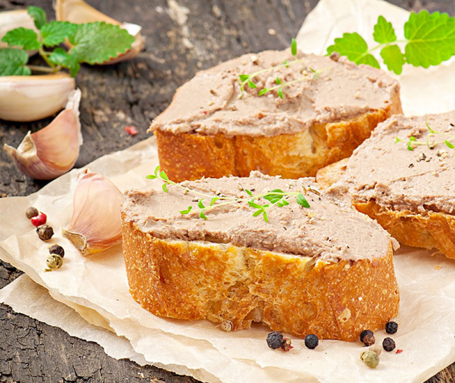 Plateau de terrines, pâtés et biscottes